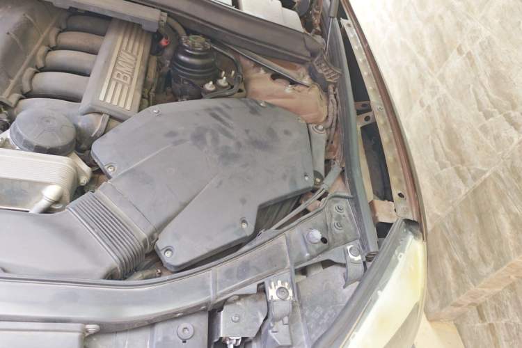 Used BMW X1 2010 xDrive25i Engine Bay Left