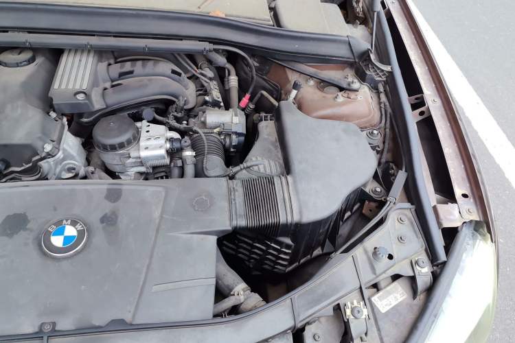 Used BMW X1 2010 sDrive18i Luxury Model Engine Bay Left