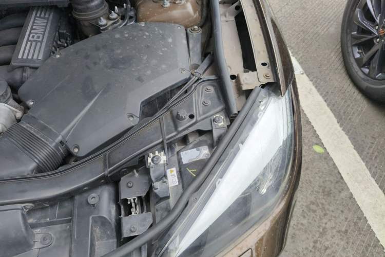 Used BMW X1 2010 xDrive25i Engine Bay Left