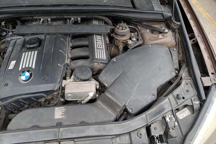 Used BMW X1 2010 xDrive25i Engine Bay Left
