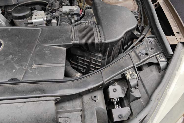 Used BMW X1 2010 sDrive18i Luxury Model Engine Bay Left
