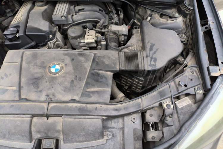 Used BMW X1 2010 sDrive18i Luxury Model Engine Bay Left