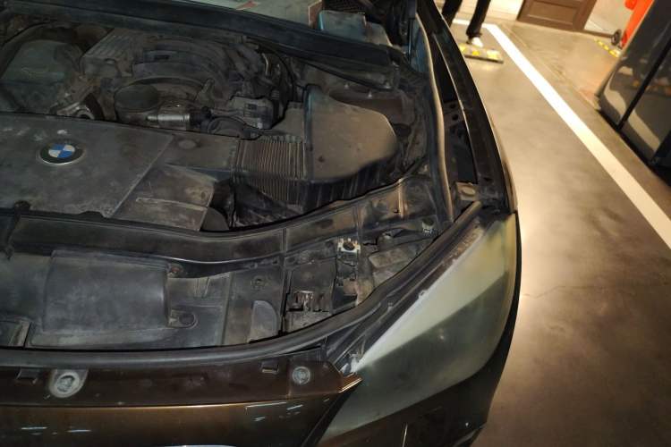 Used BMW X1 2010 sDrive18i Luxury Model Engine Bay Left