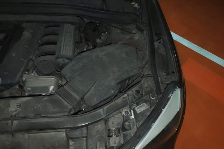 Used BMW X1 2010 xDrive25i Engine Bay Left
