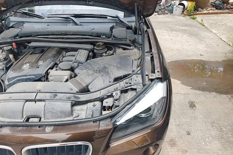 Used BMW X1 2010 xDrive25i Engine Bay Left