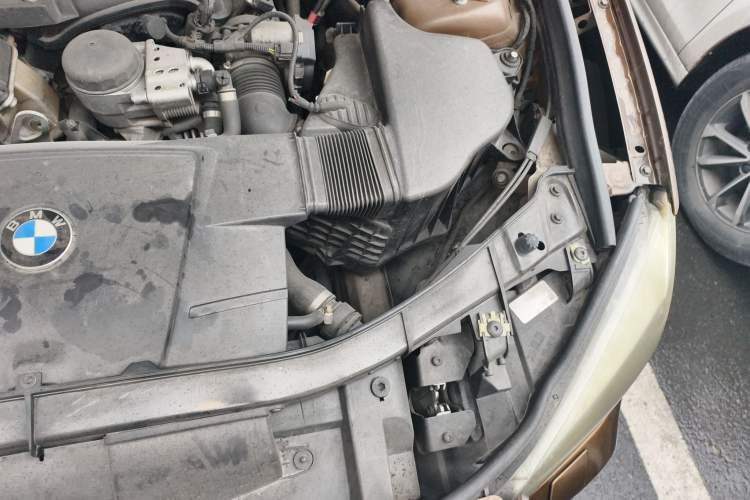 Used BMW X1 2010 sDrive18i Luxury Model Engine Bay Left