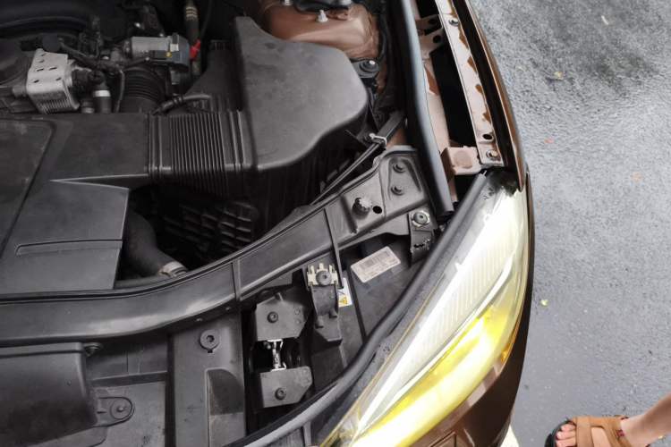 Used BMW X1 2010 sDrive18i Luxury Model Engine Bay Left