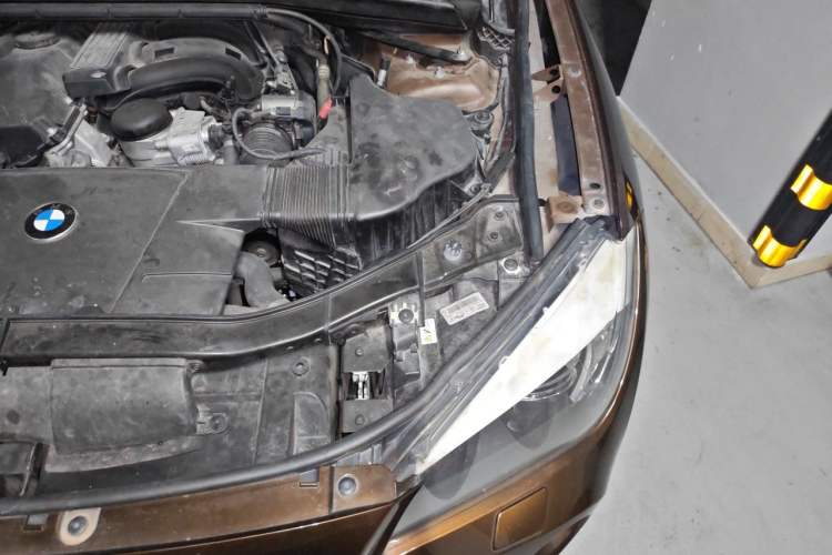 Used BMW X1 2010 sDrive18i Luxury Model Engine Bay Left