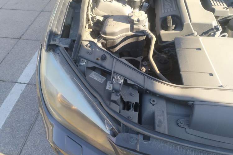 Used BMW X1 2010 sDrive18i Luxury Model Engine Bay Right