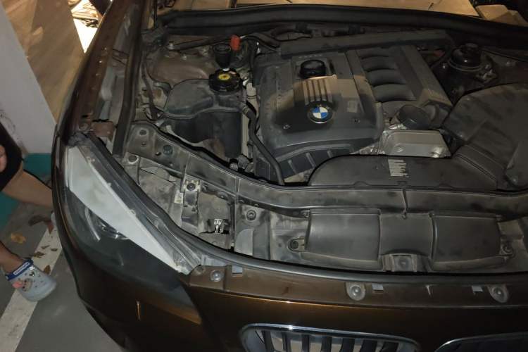 Used BMW X1 2010 xDrive25i Engine Bay Right