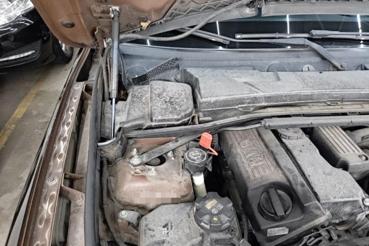 Used BMW X1 2010 sDrive18i Luxury Model Engine Bay Right