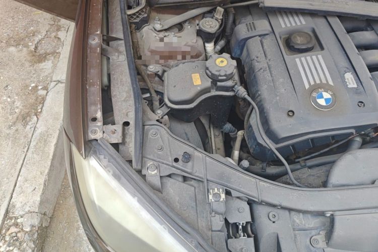 Used BMW X1 2010 xDrive25i Engine Bay Right