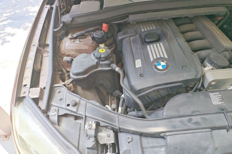 Used BMW X1 2010 xDrive25i Engine Bay Right
