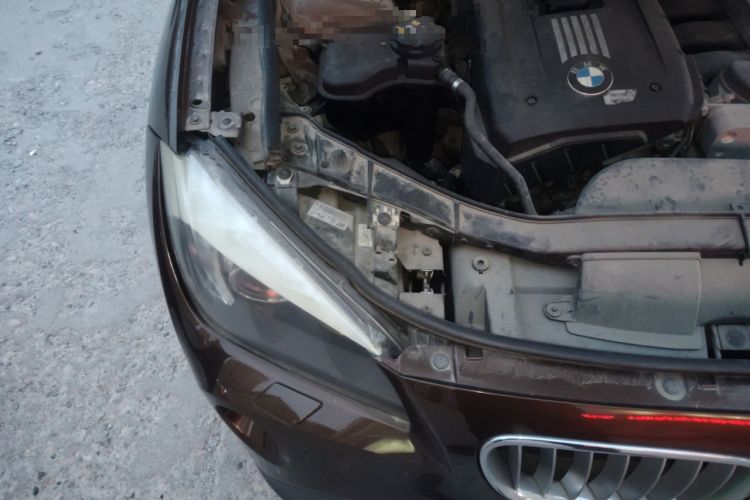 Used BMW X1 2010 xDrive28i Engine Bay Right