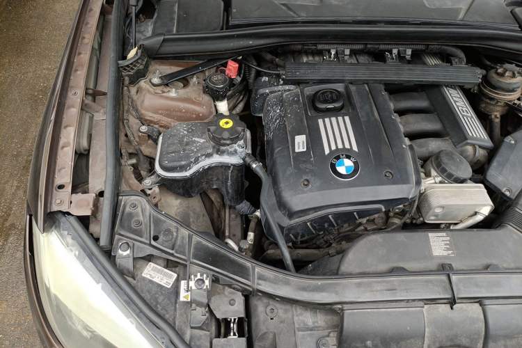 Used BMW X1 2010 xDrive25i Engine Bay Right