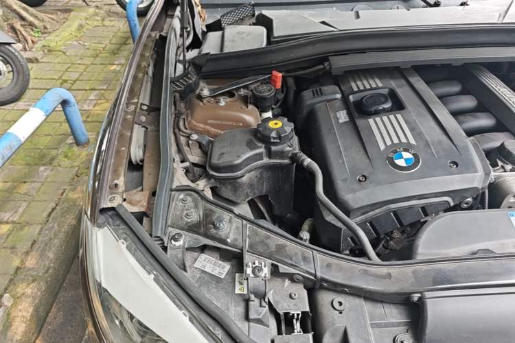Used BMW X1 2010 xDrive28i Engine Bay Right