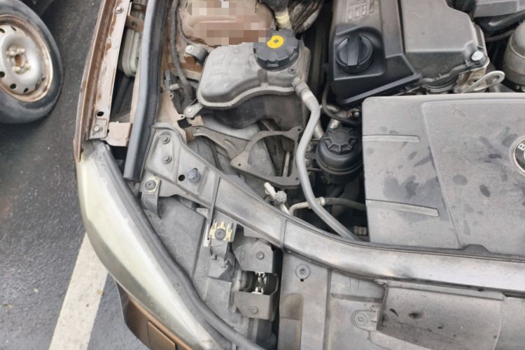 Used BMW X1 2010 sDrive18i Luxury Model Engine Bay Right