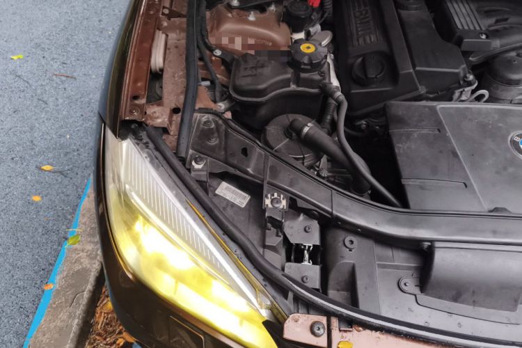 Used BMW X1 2010 sDrive18i Luxury Model Engine Bay Right