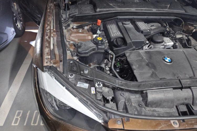 Used BMW X1 2010 sDrive18i Luxury Model Engine Bay Right