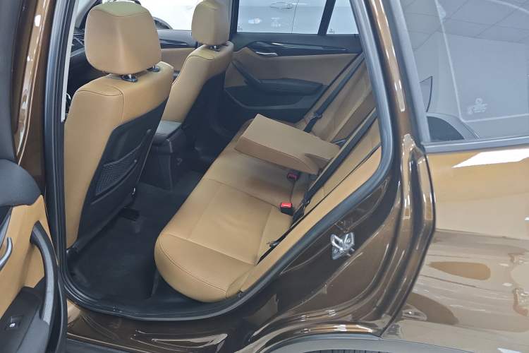 Used BMW X1 2010 xDrive25i Interior 2