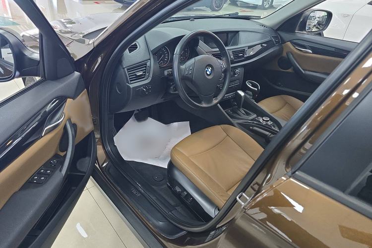 Used BMW X1 2010 xDrive25i Interior 3
