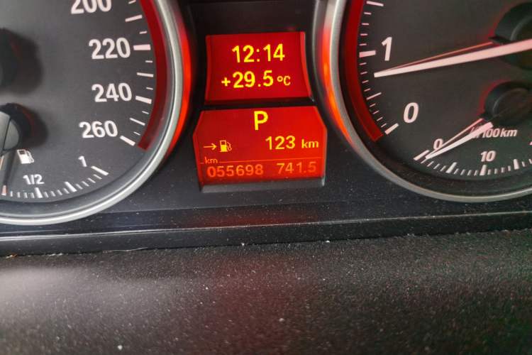 Used BMW X1 2010 xDrive25i Odometer Close Up