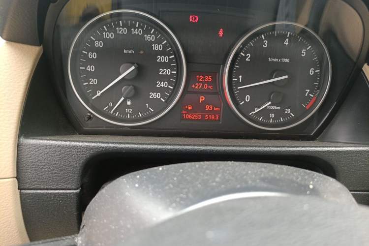 Used BMW X1 2010 xDrive25i Odometer Close Up
