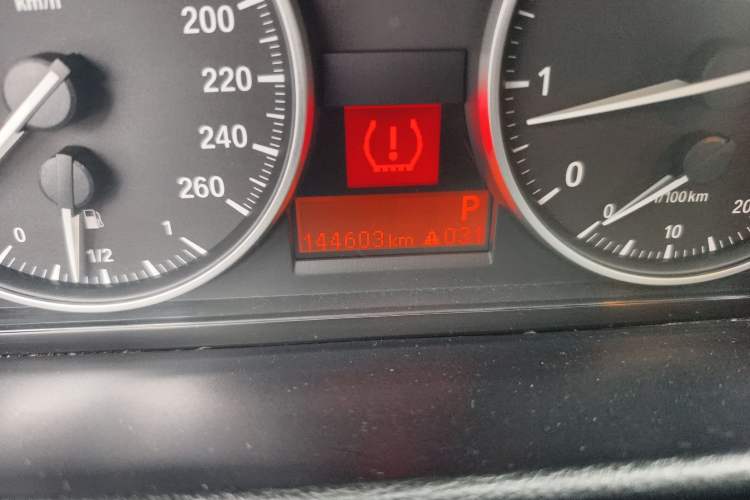 Used BMW X1 2010 sDrive18i Luxury Model Odometer Close Up