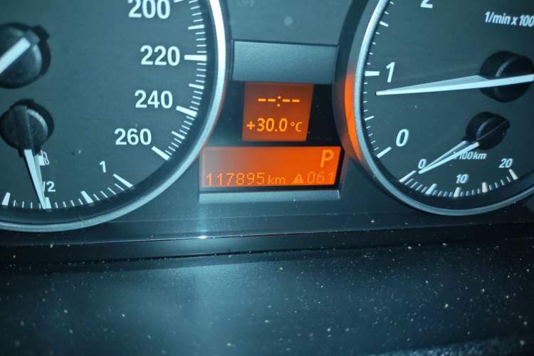 Used BMW X1 2010 sDrive18i Luxury Model Odometer Close Up
