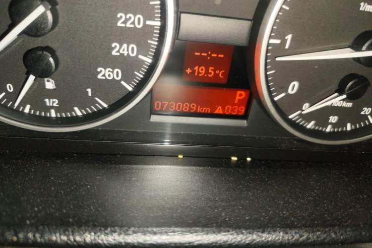 Used BMW X1 2010 sDrive18i Luxury Model Odometer Close Up