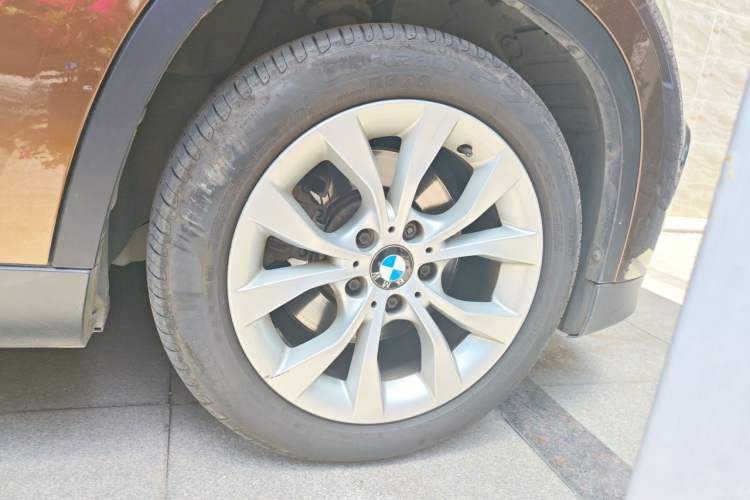 Used BMW X1 2010 xDrive25i Right Front Wheel Hub