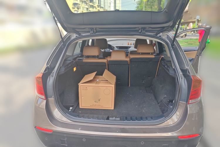 Used BMW X1 2010 xDrive25i Trunk