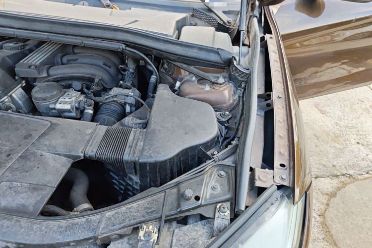 Used BMW X1 2010 sDrive18i Luxury Model Engine Bay Left