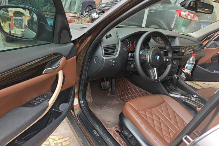 Used BMW X1 2010 xDrive28i Driver Seat