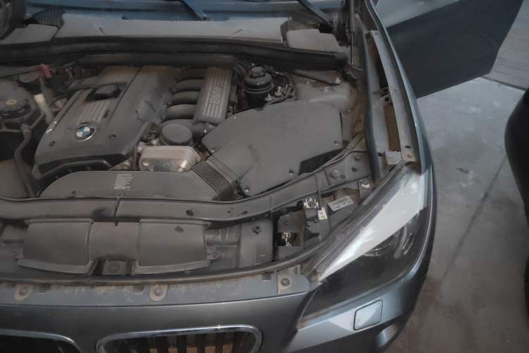 Used BMW X1 2010 xDrive25i Engine Bay Left