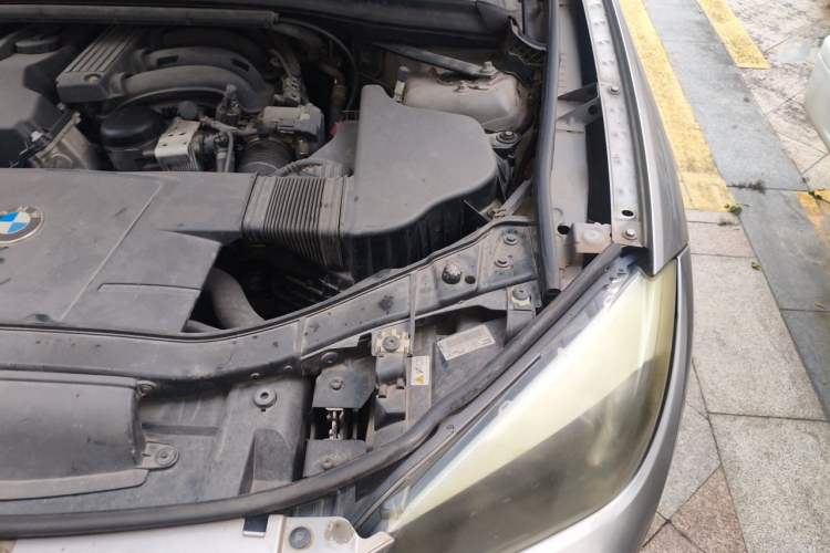 Used BMW X1 2010 sDrive18i Luxury Model Engine Bay Left