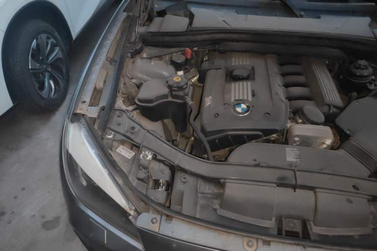 Used BMW X1 2010 xDrive25i Engine Bay Right