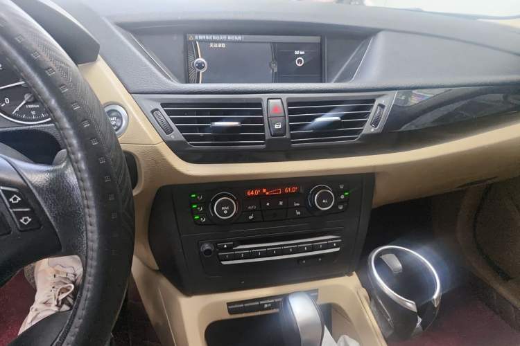 Used BMW X1 2010 sDrive18i Luxury Model Audio And AC Panel