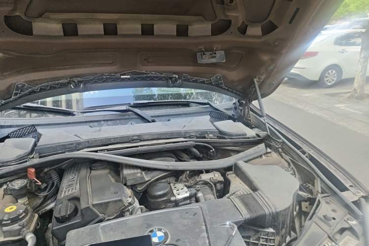 Used BMW X1 2010 sDrive18i Luxury Model Engine Bay Left
