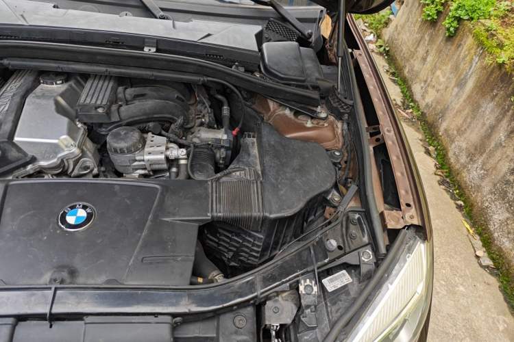 Used BMW X1 2010 sDrive18i Luxury Model Engine Bay Left