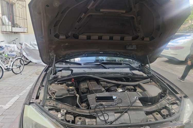 Used BMW X1 2010 sDrive18i Luxury Model Engine Bay