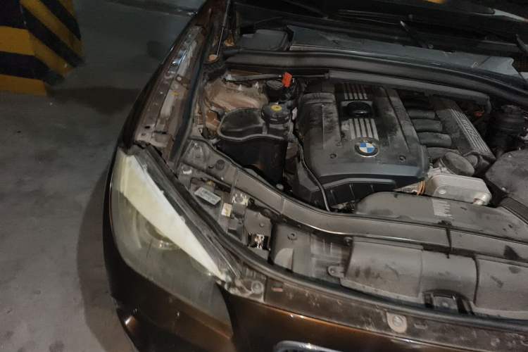 Used BMW X1 2010 xDrive25i Engine Bay Right