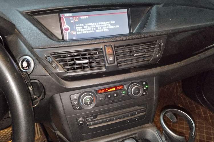 Used BMW X1 2010 sDrive18i Luxury Model Audio And AC Panel