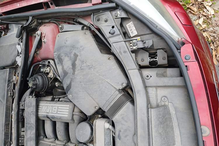 Used BMW X1 2010 xDrive28i Engine Bay Left