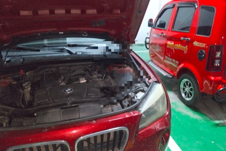 Used BMW X1 2010 sDrive18i Luxury Model Engine Bay Left