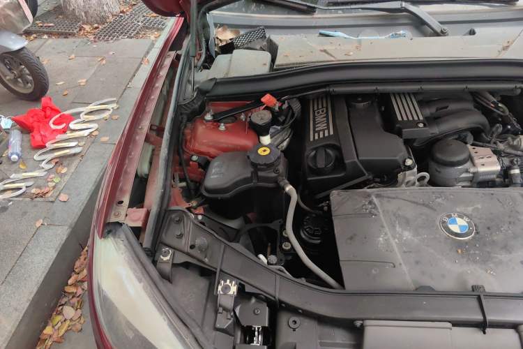 Used BMW X1 2010 sDrive18i Luxury Model Engine Bay Right