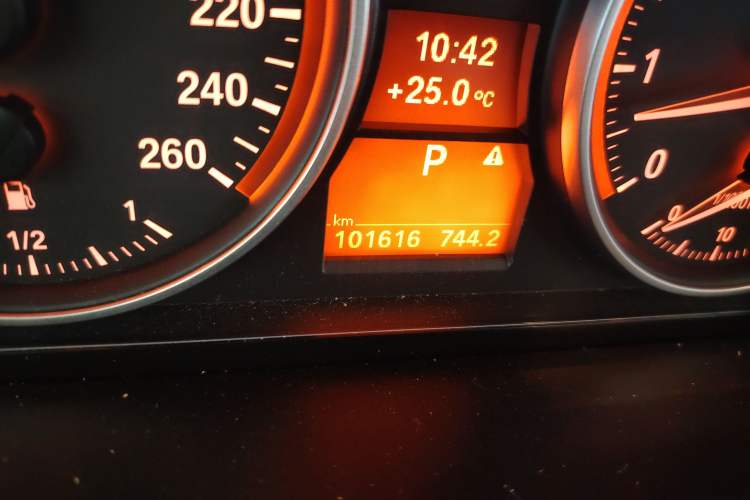Used BMW X1 2010 xDrive25i Odometer Close Up