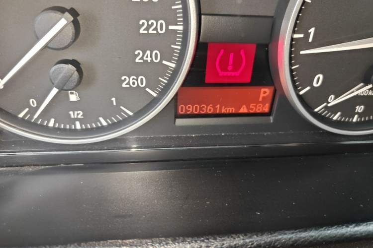 Used BMW X1 2010 sDrive18i Luxury Model Odometer Close Up
