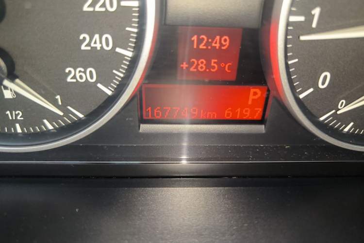 Used BMW X1 2010 sDrive18i Luxury Model Odometer Close Up