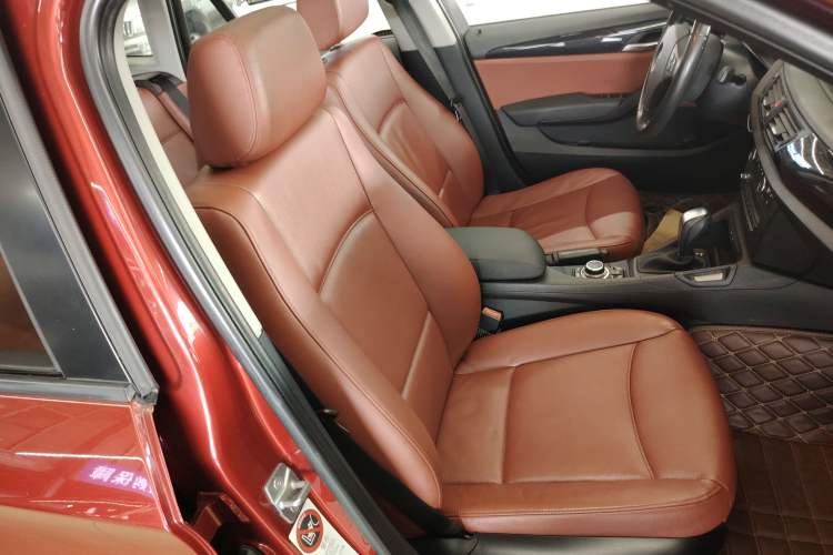 Used BMW X1 2010 xDrive25i Right Front Seat